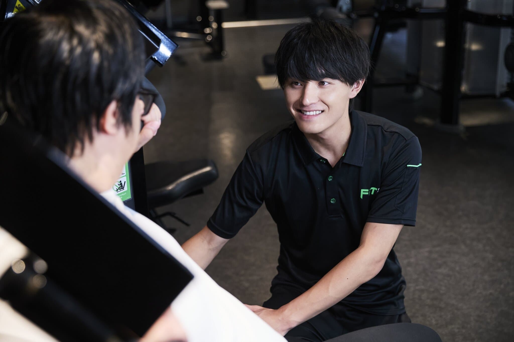 トレーニングをサポートする男性スタッフ