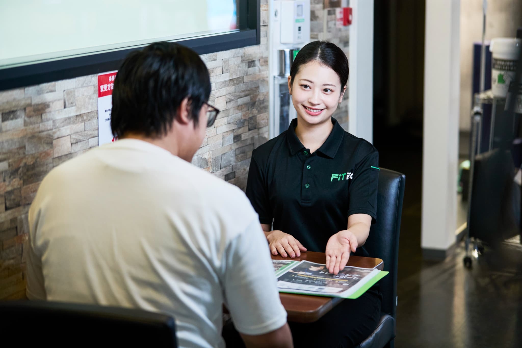 ジムの案内をしている女性スタッフの画像