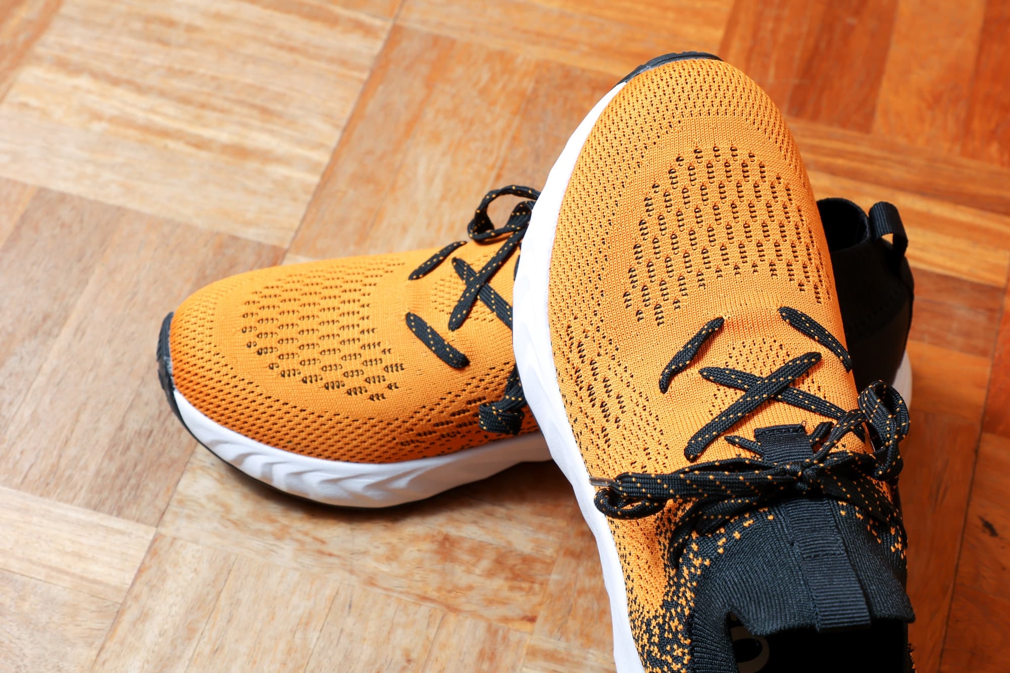 オレンジのシューズの画像