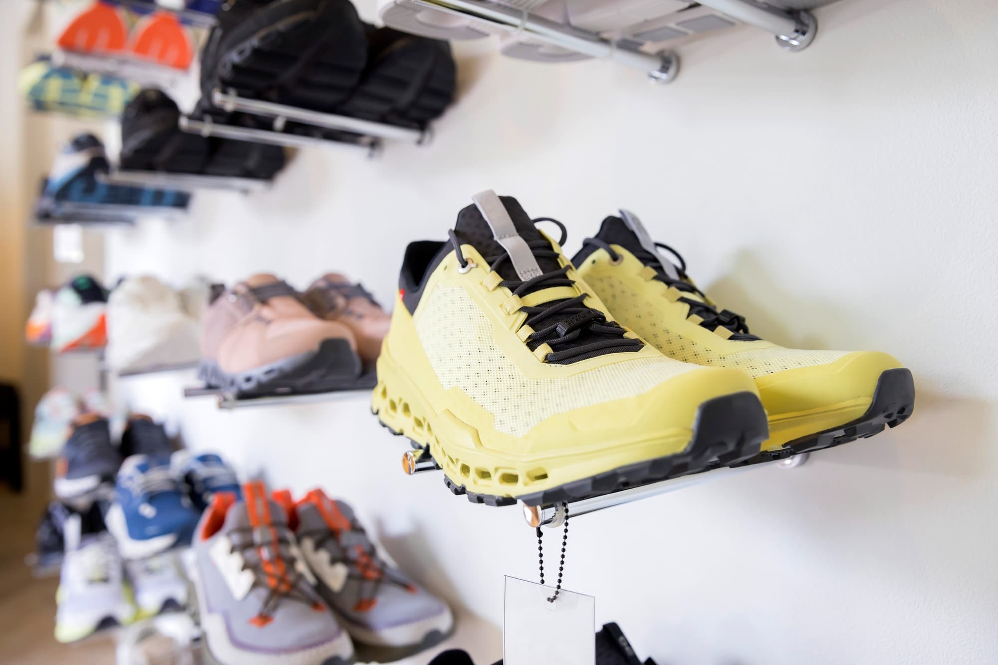 多くのシューズが壁に飾ってある画像