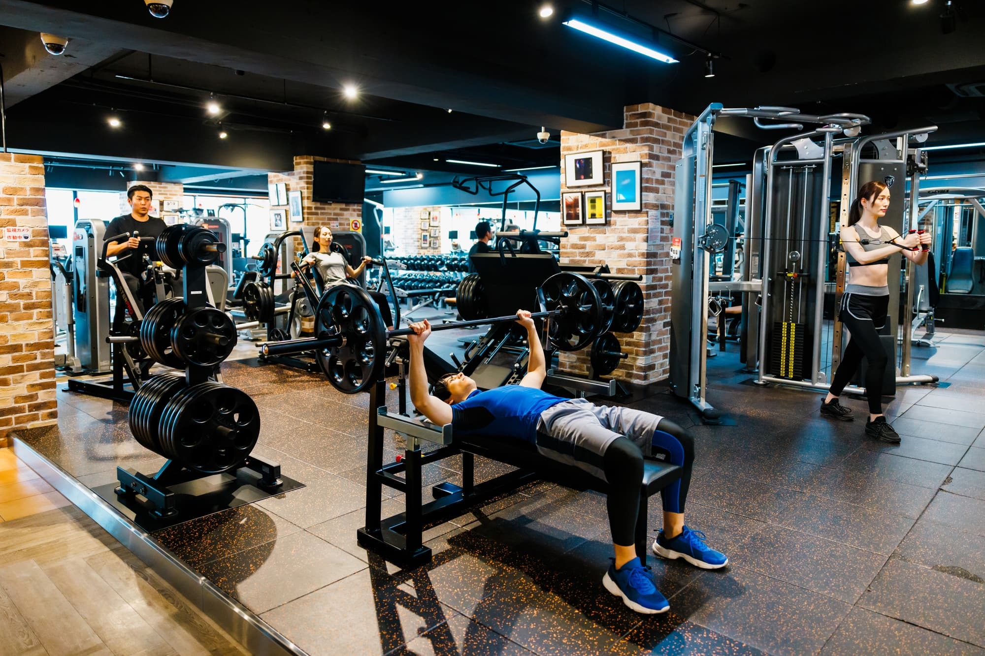 スポーツジムでトレーニングする男女