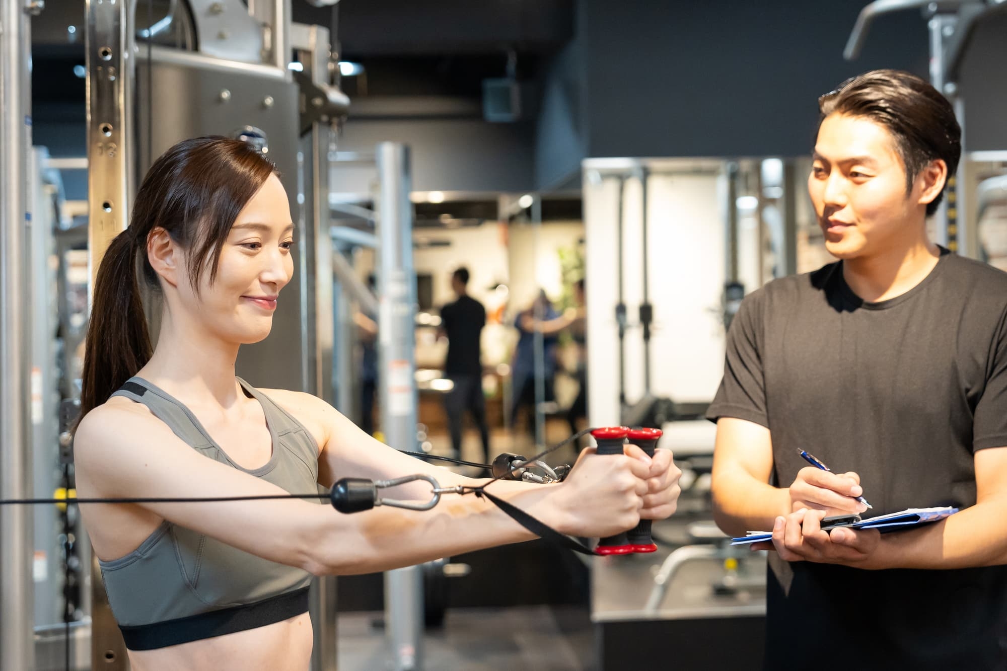 パーソナルトレーニングの指導を受けている女性の画像