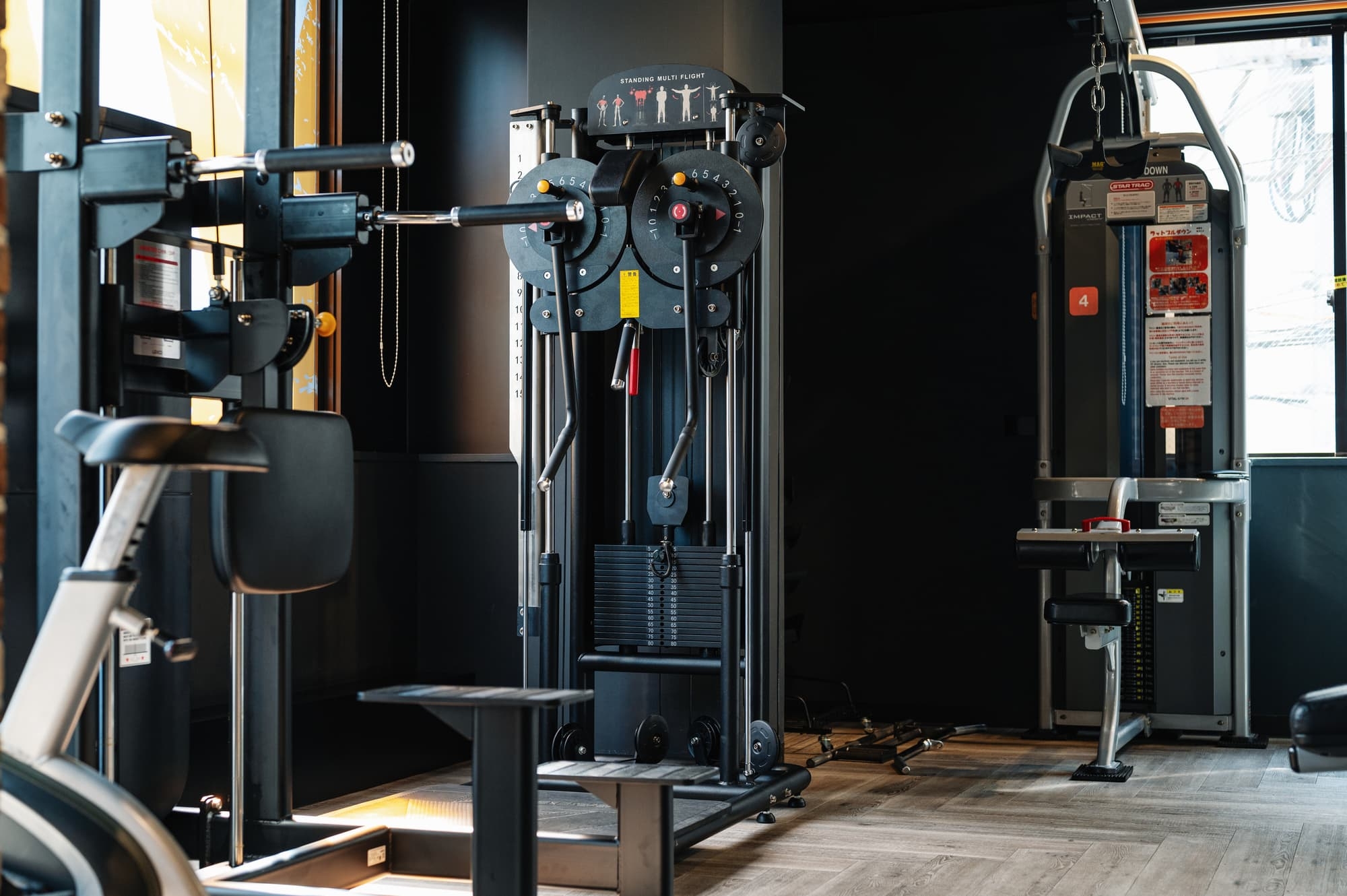 スポーツジムの筋トレマシン