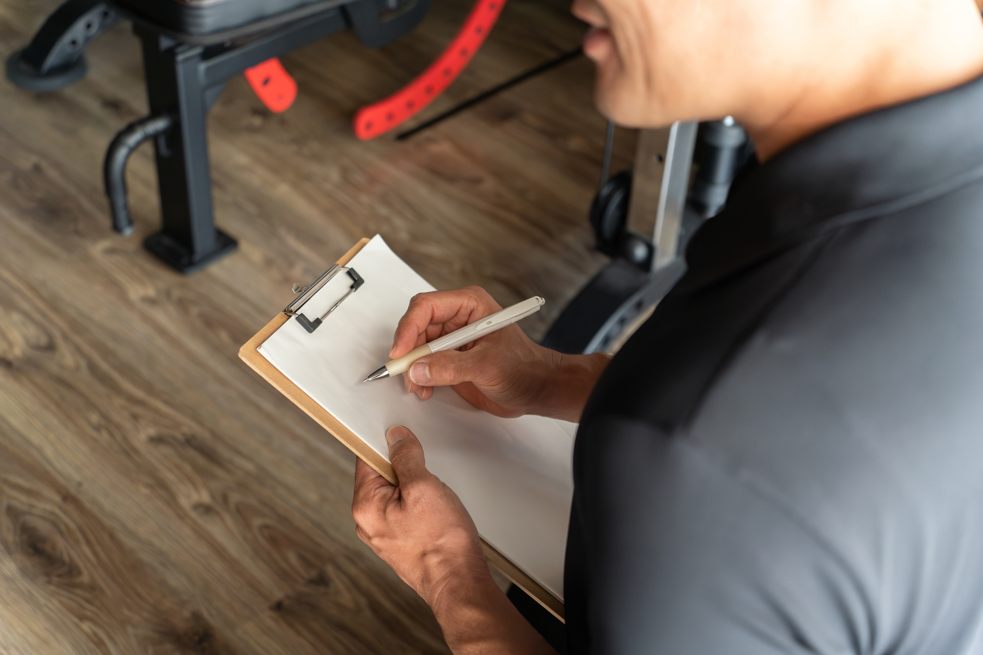 ヒアリングをする男性スタッフの画像