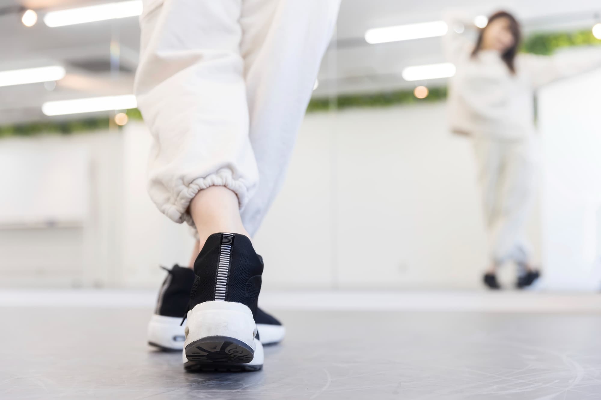 スタジオで踊る人の足元の画像