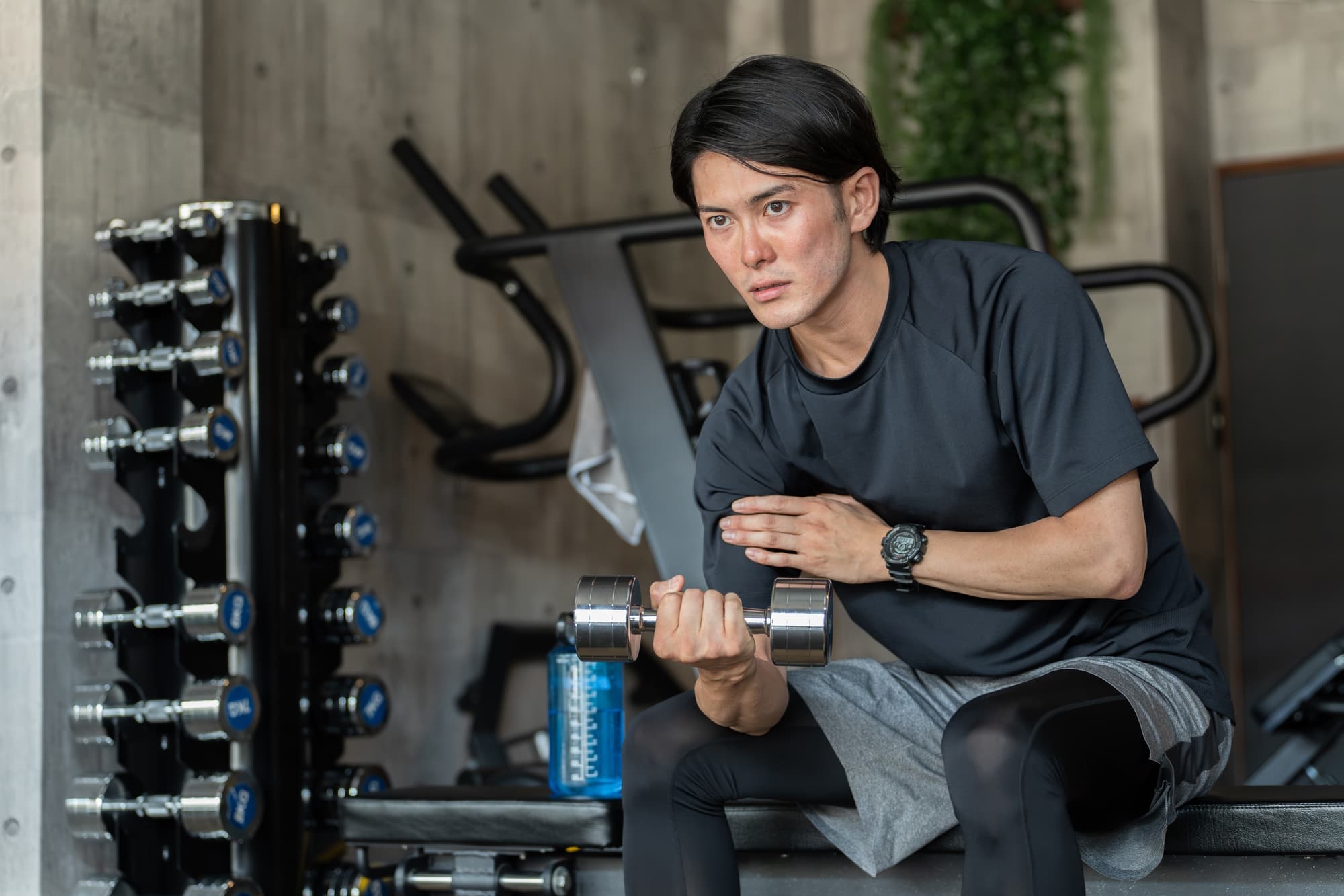 ダンベルを持ち上げてトレーニングしている男性の画像