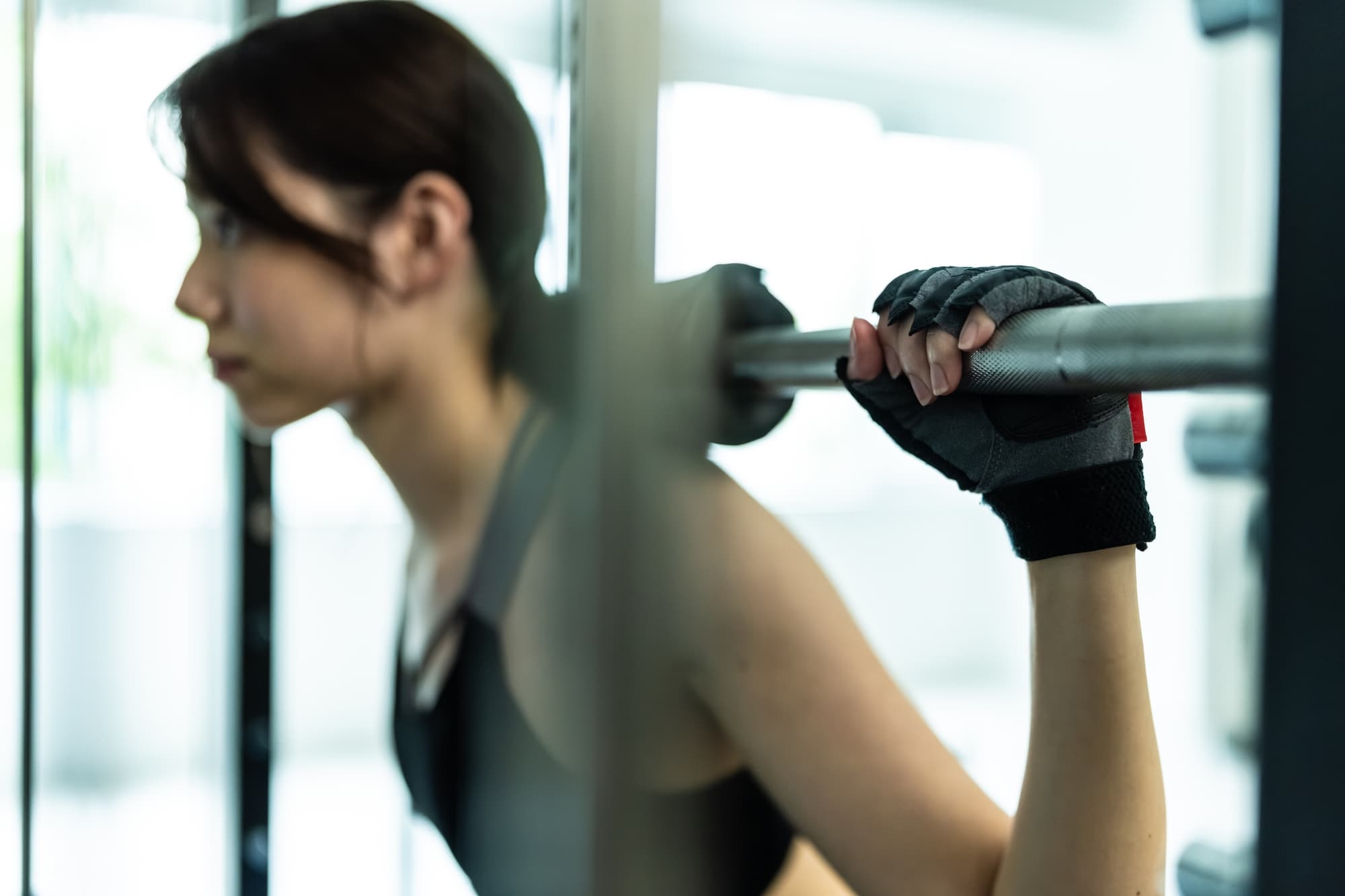 筋力トレーニング中の女性の画像