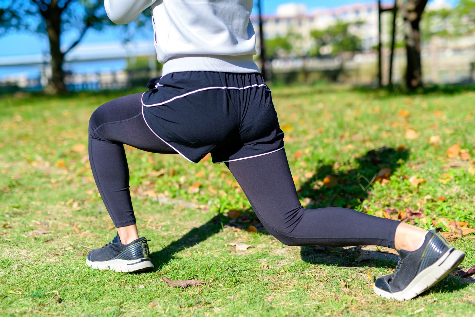 野外でストレッチをしている女性の画像