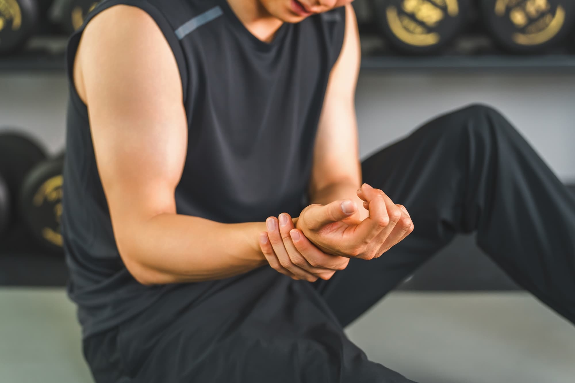 グローブなしで手首を痛めている人の画像