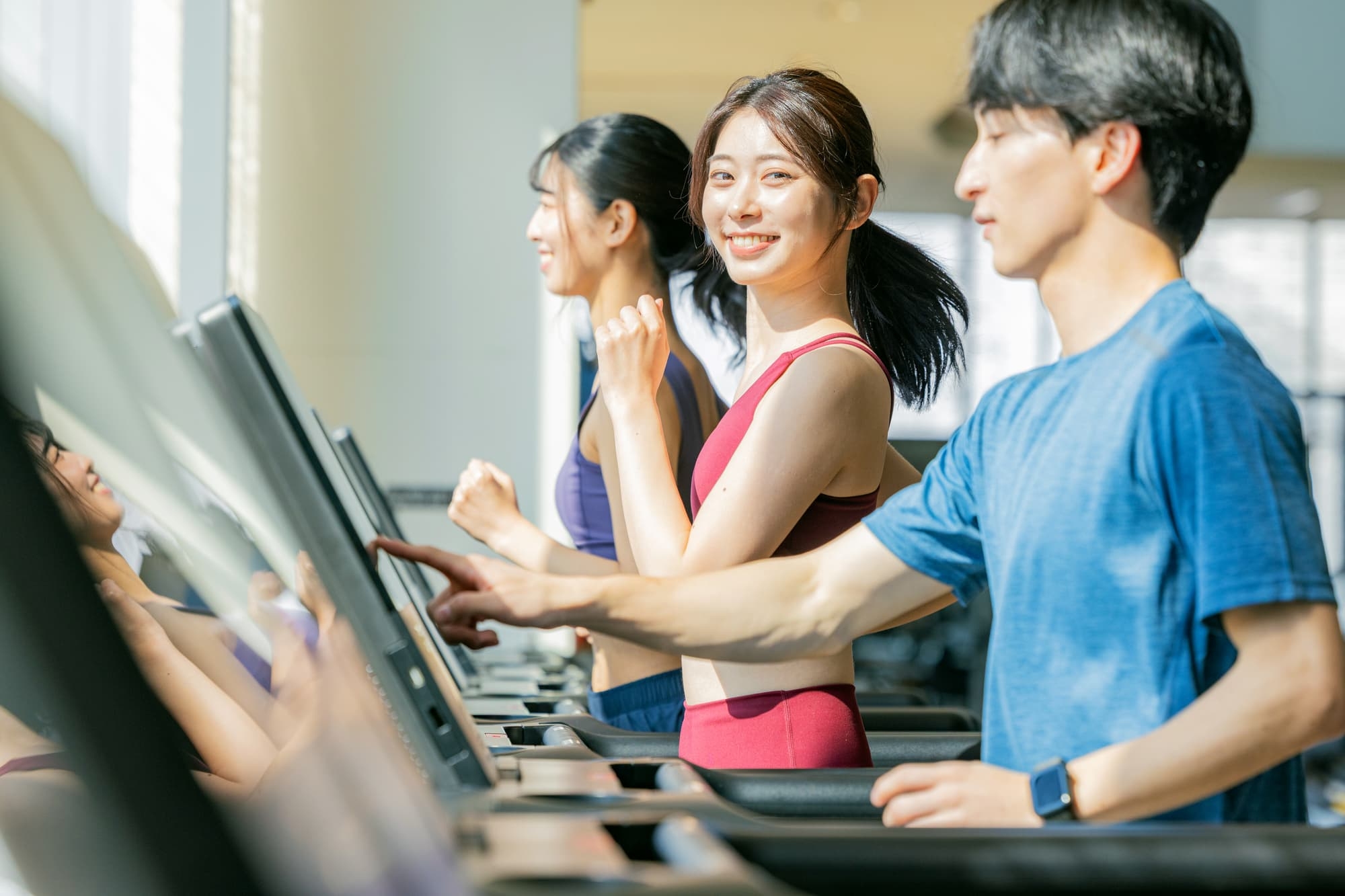 トレッドミルでトレーニングする女性の画像