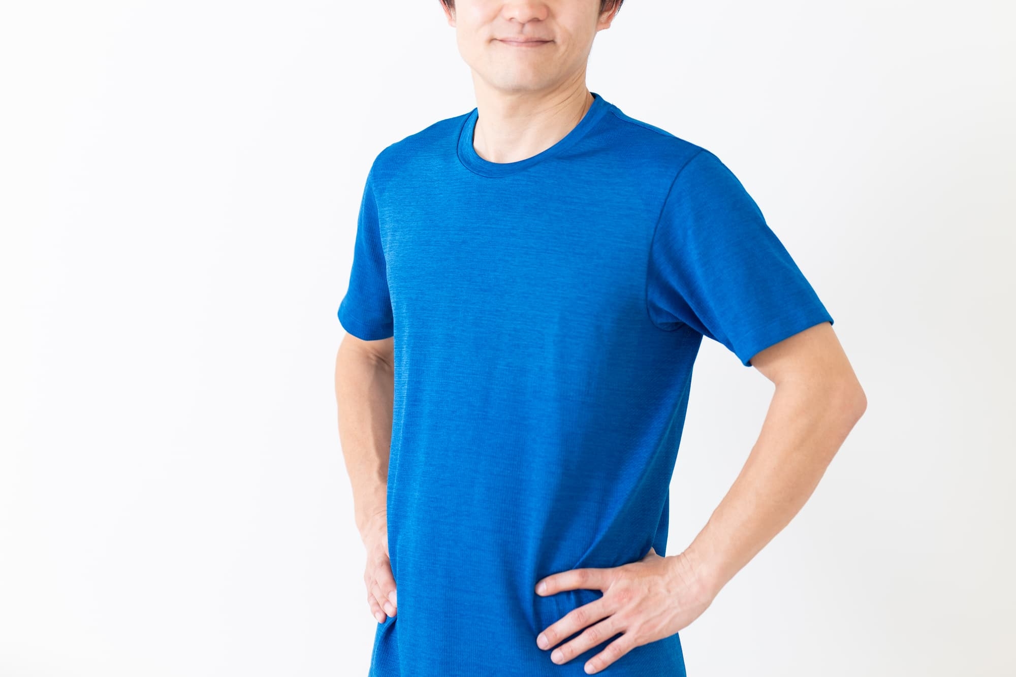 青いTシャツを着ている男性の画像