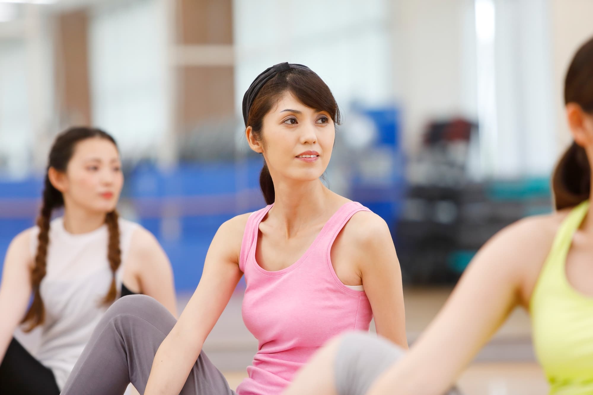 ヨガをしている女性たちの画像