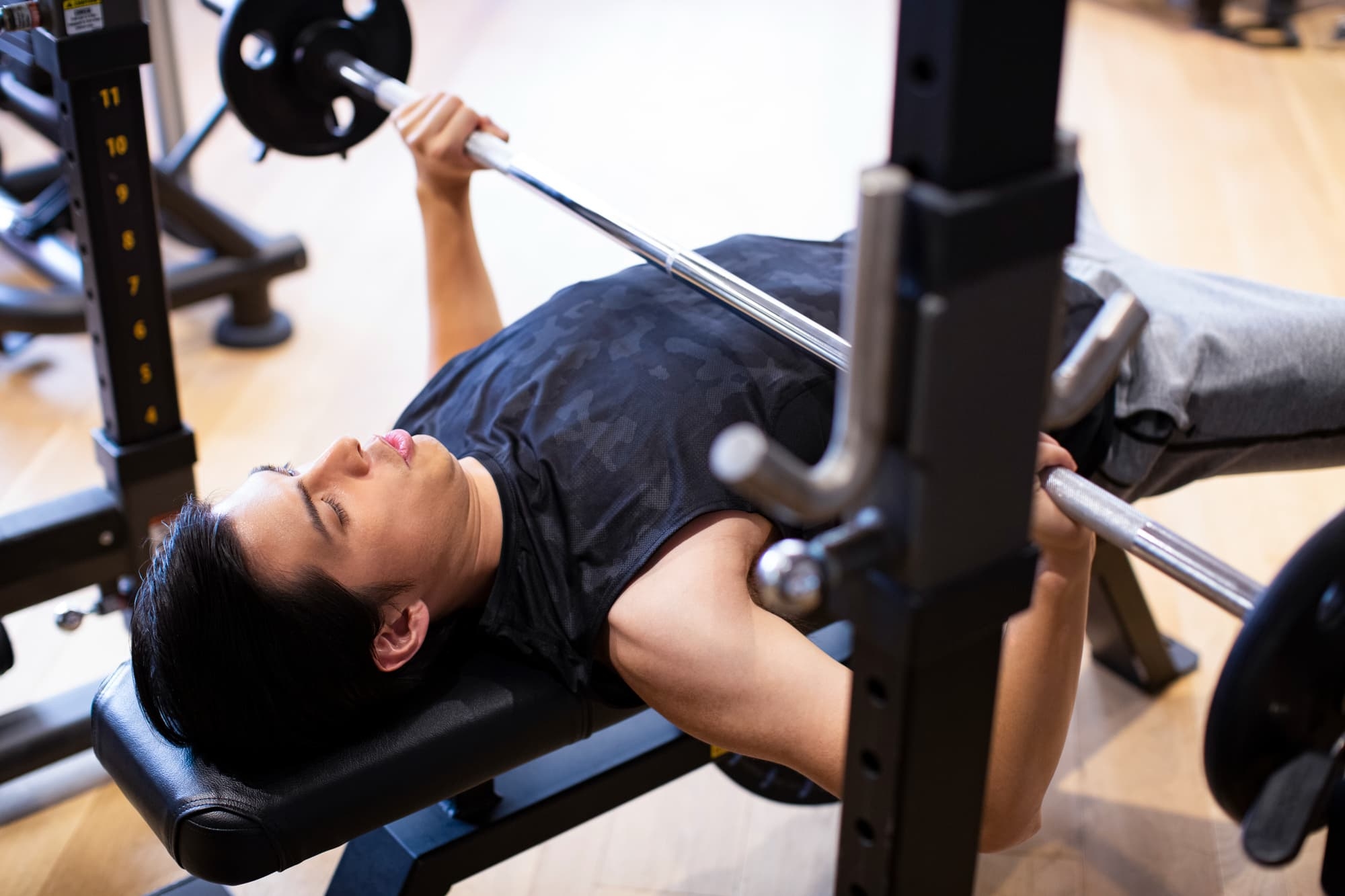 フリーウェイトトレーニングをする男性