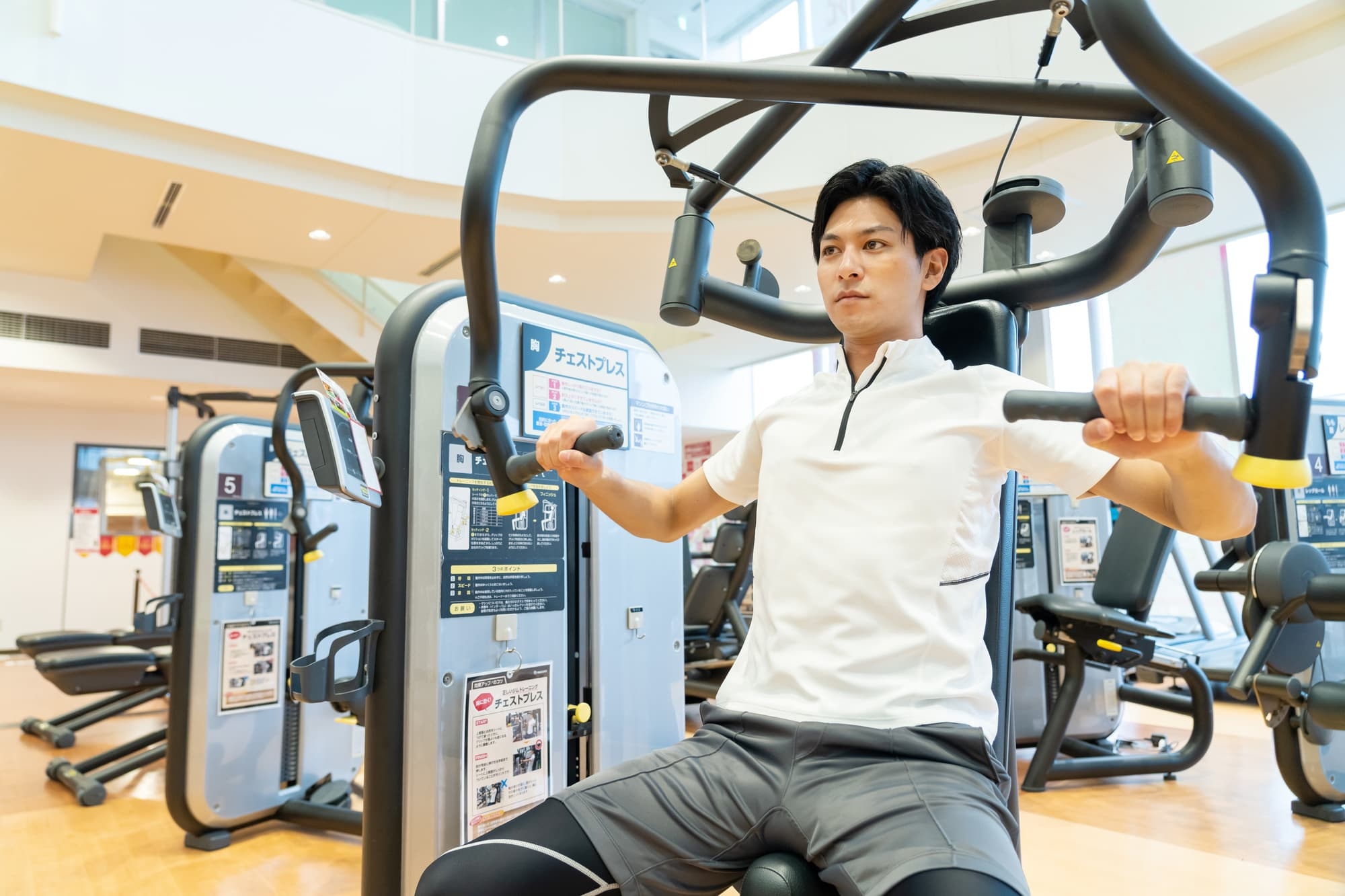 胸の筋トレを行う男性