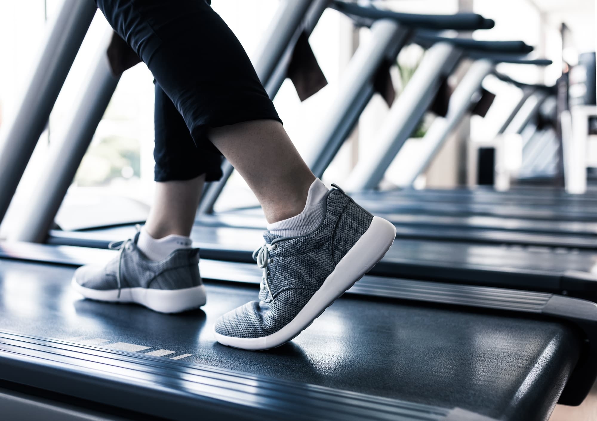 ウォーキングマシンに乗る人の足元の画像