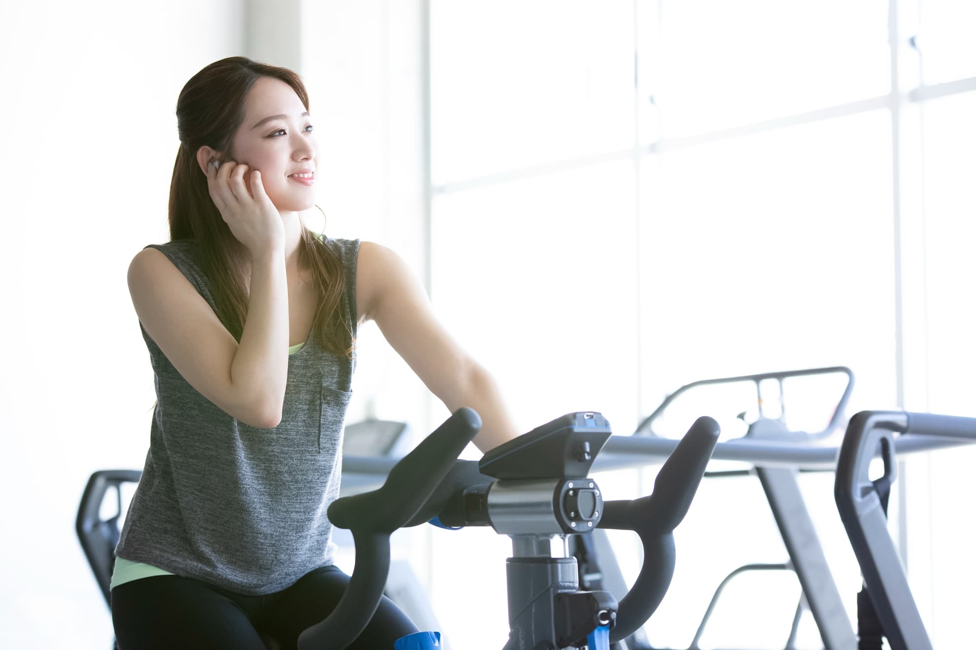 ジムで運動する女性