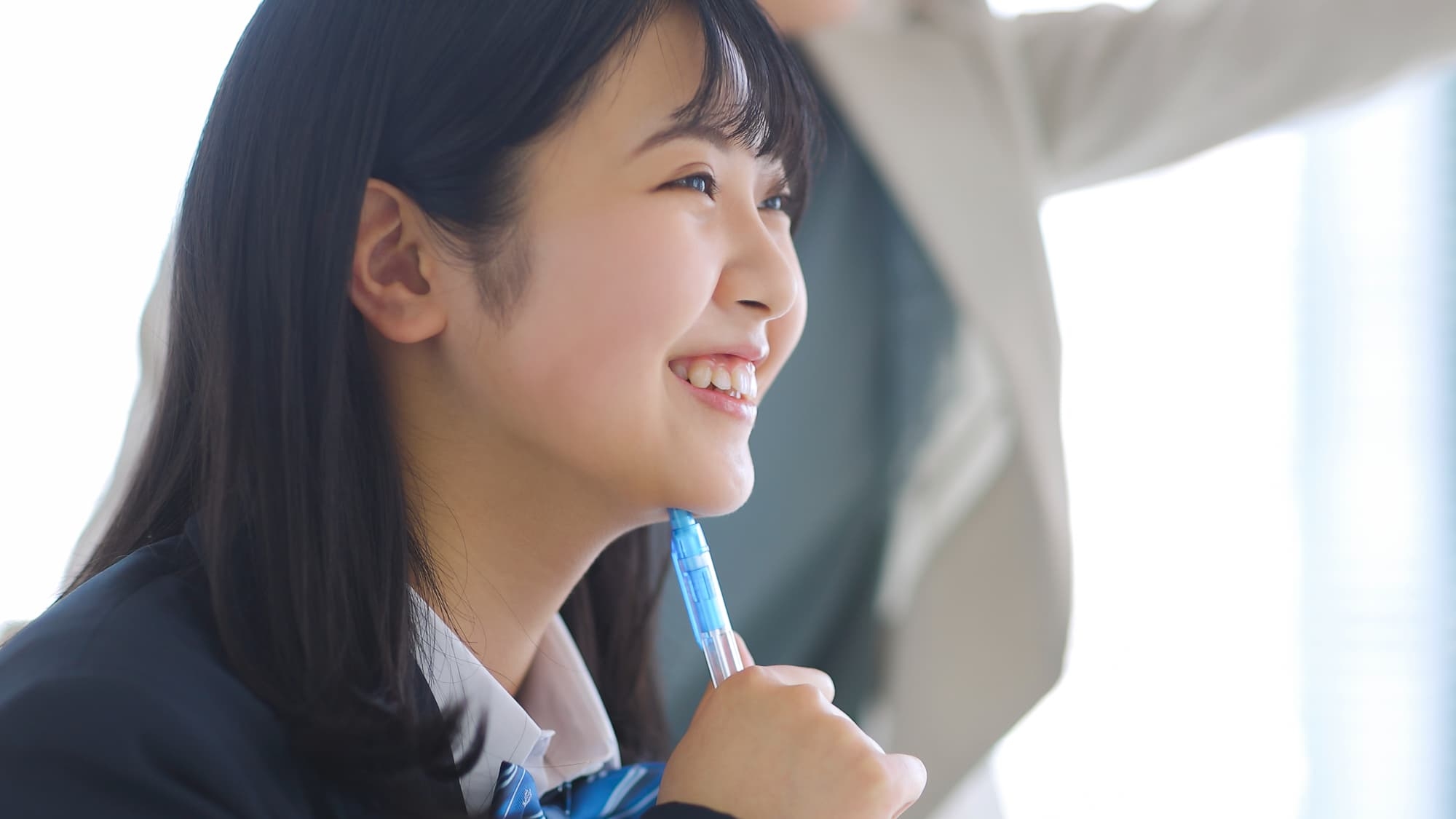 女子高生が笑っている画像