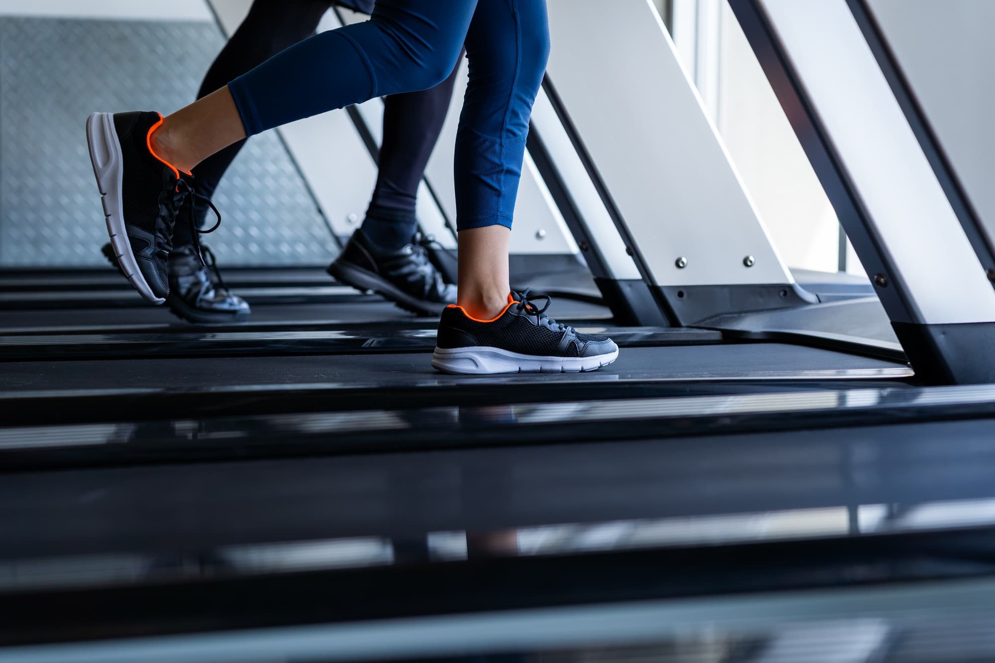 ランニングマシンで走っている人