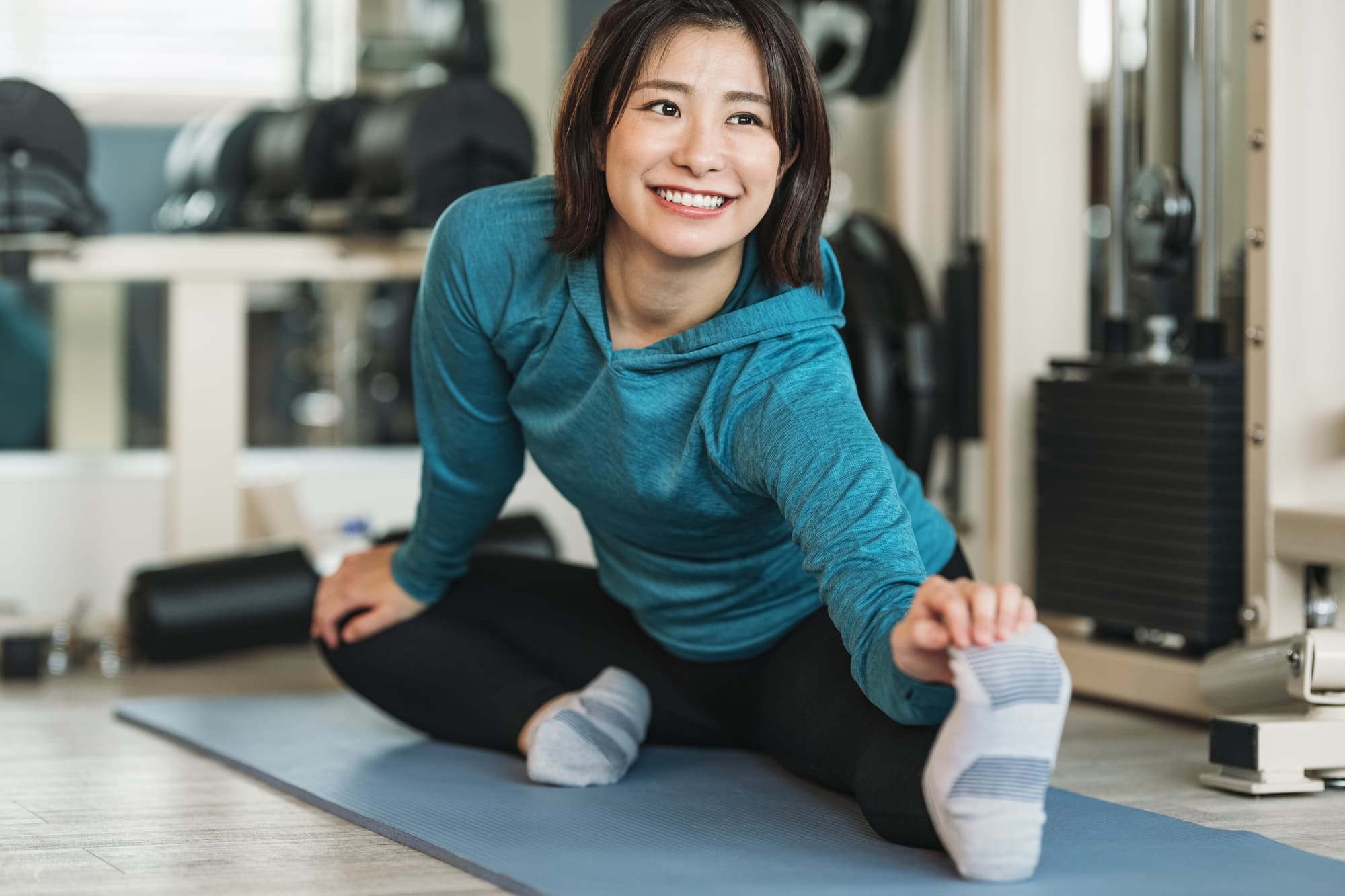 ストレッチをする女性